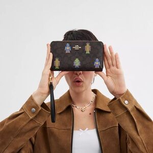 🤖 Coach Cosmic Long Zip Around Wallet/Wristlet In Signature Canvas w/Robot Print